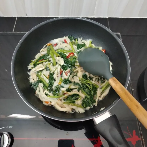 Masak hingga bumbu meresap. Lalu angkat.