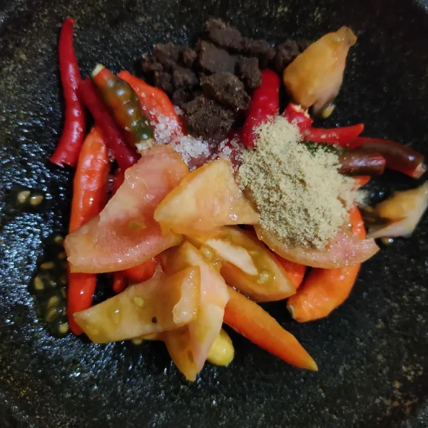 Ulek semua bahan sambal kecuali jeruk limau, tes rasa.
