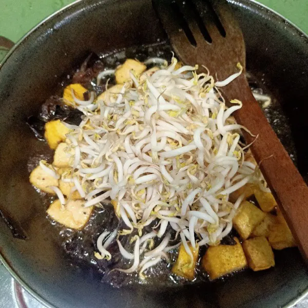 Masukkan tauge ke dalam wajan.
