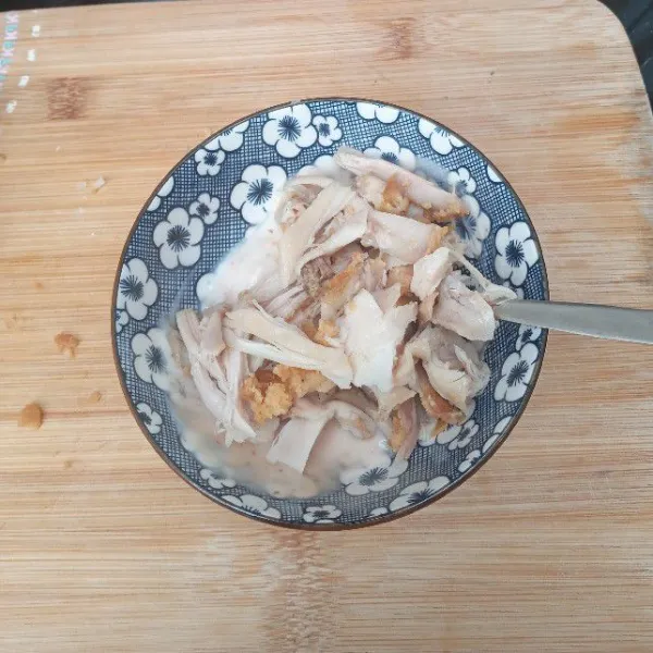 Masukkan ayam yang telah disuir-suir tadi aduk rata, sisihkan.