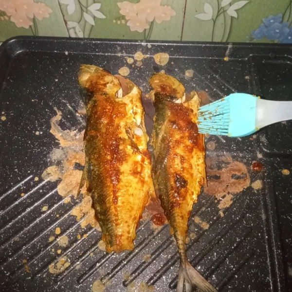 Olesi ikan dengan bumbu olesan, bakar hingga matang.