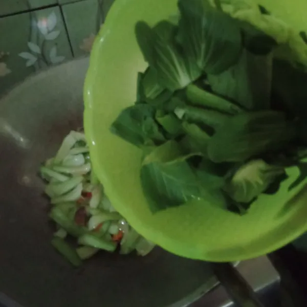 Masukkan daun pokcoy.