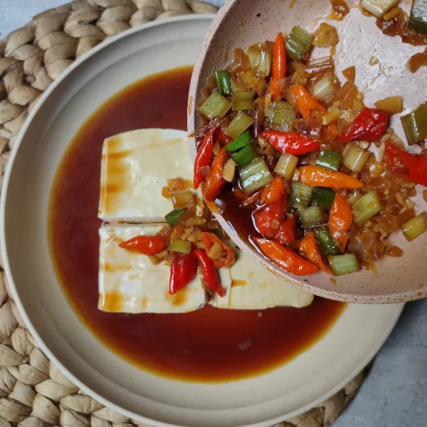 Siram tahu dengan kuah kecap.