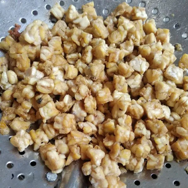 Goreng tempe setengah kering, tiriskan.