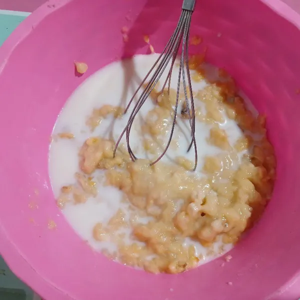 Haluskan pisang, tambahkan susu cair, aduk rata. Sisihkan.