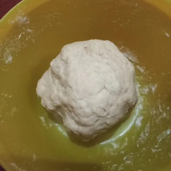 Setelah mengembang keluarkan gasnya dan diamkan lagi sekitar 15 menit. Lalu bagi-bagi adonan masing-masing 100 gr.