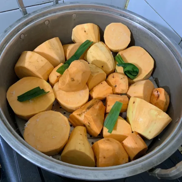 Kupas ubi dan cuci bersih ubi. Lalu siapkan panci berisi air, kukus ubi hingga matang. Berikan sedikit garam dan daun pandan pada ubi.