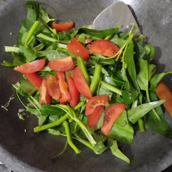 Masukkan kangkung, tomat, air, garam, kaldu bubuk dan saus tiram.