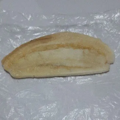 Pipihkan pisang seperti pada gambar.