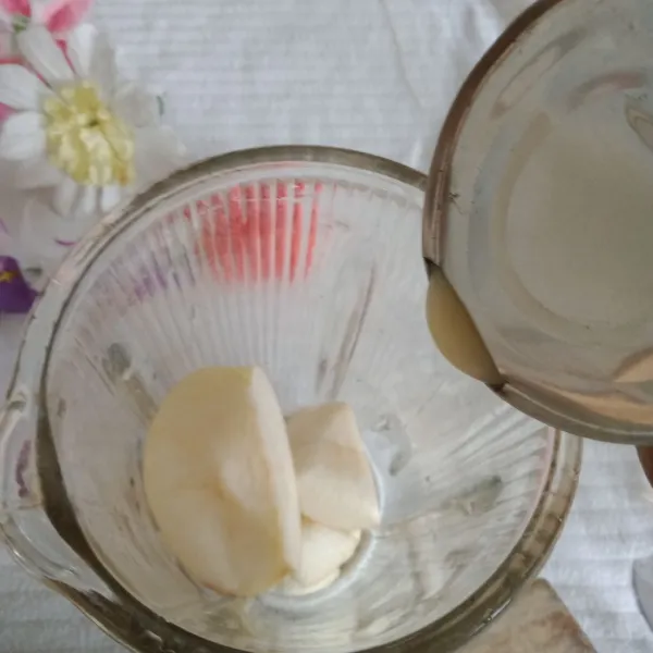 Masukkan susu kental manis.
