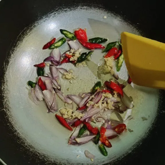 Panaskan minyak lalu tumis bawang merah, bawang putih dan cabe hingga harum. Masukkan irisan bakso, aduk rata.