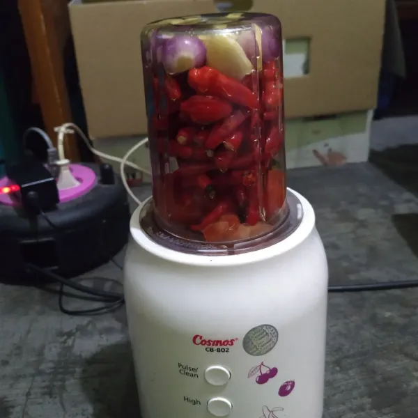 Haluskan sambal dengan sedikit minyak menggunakan blender.