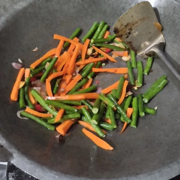 Masukkan kacang dan wortel. Aduk rata.