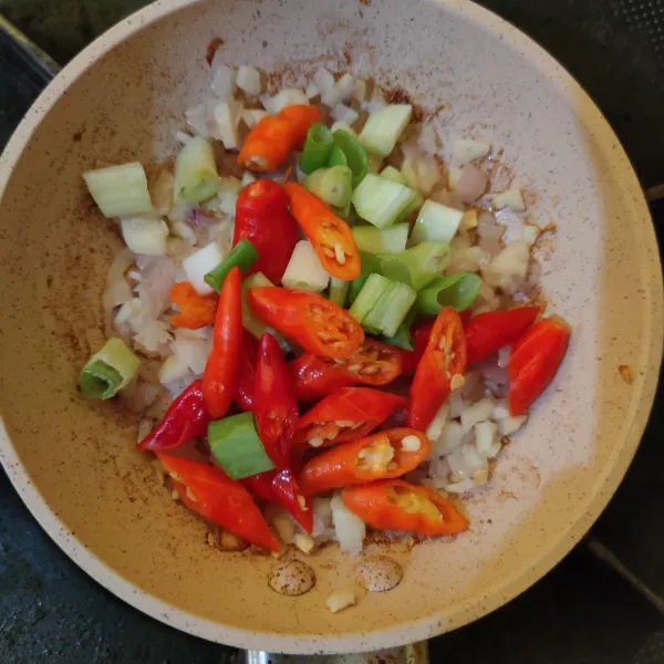 Masukkan cabe dan daun bawang, tumis hingga harum.