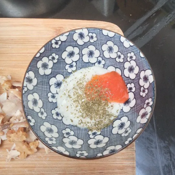 Masukkan mayonaise, saus dan parsley ke dalam mangkuk aduk rata.