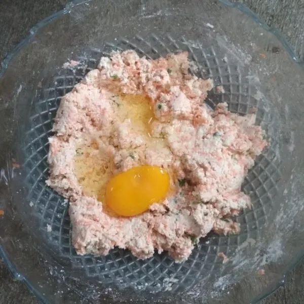 Tambahkan telur dan aduk rata.