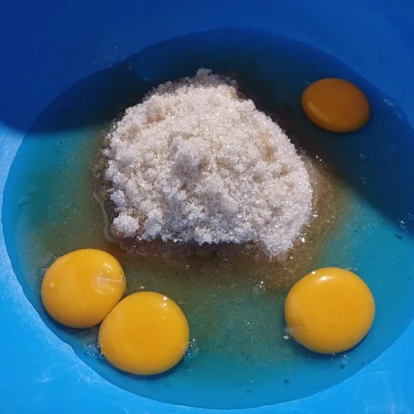 Campur gula dan telur.