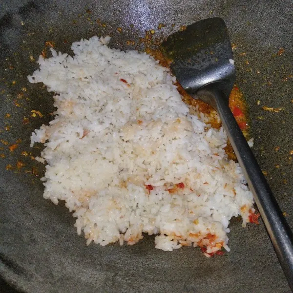 Masukkan nasi ke dalam tumisan bumbu.