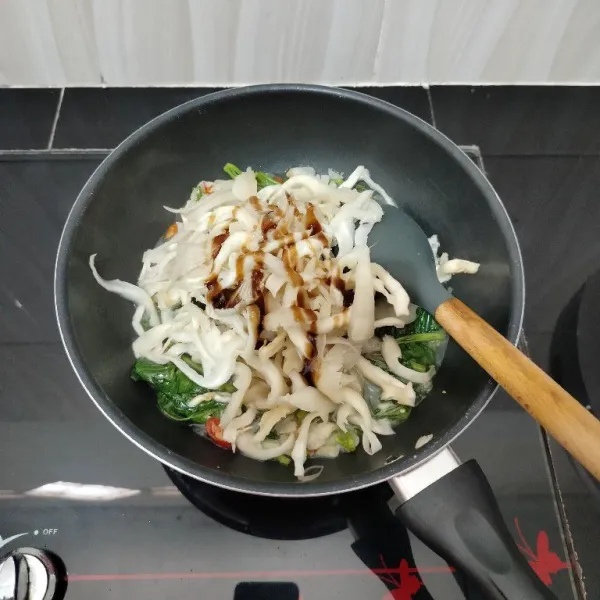 Kemudian masukkan jamur tiram dan saus tiram. Aduk rata.