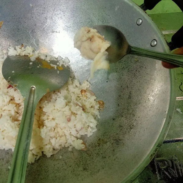 Tambahkan minyak bawang putih sedikit biar semakin harum.
