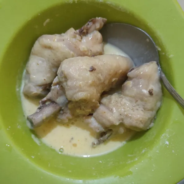 Campurkan semua bahan pelapis, masukkan ayam, aduk rata.