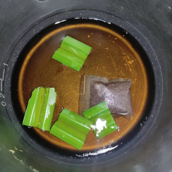 Matikan api, lalu tambahkan daun pandan, diamkan sampai sari teh keluar.
