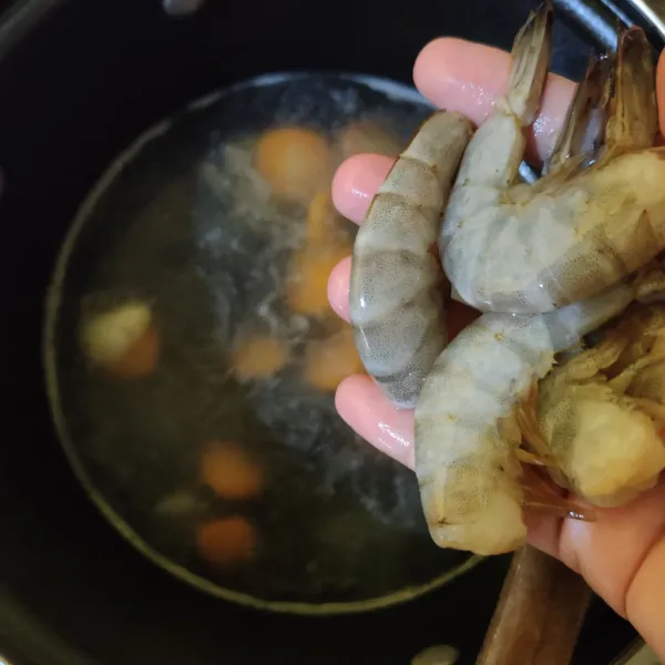 Masukkan udang, aduk rata.