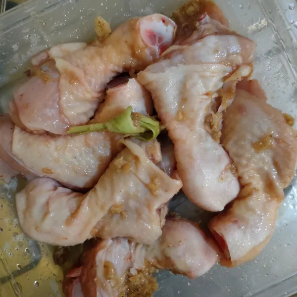 Campurkan ayam dan semua bumbu marinasi, aduk hingga tercampur rata. Diamkan selama 30 menit atau hingga bumbu meresap.