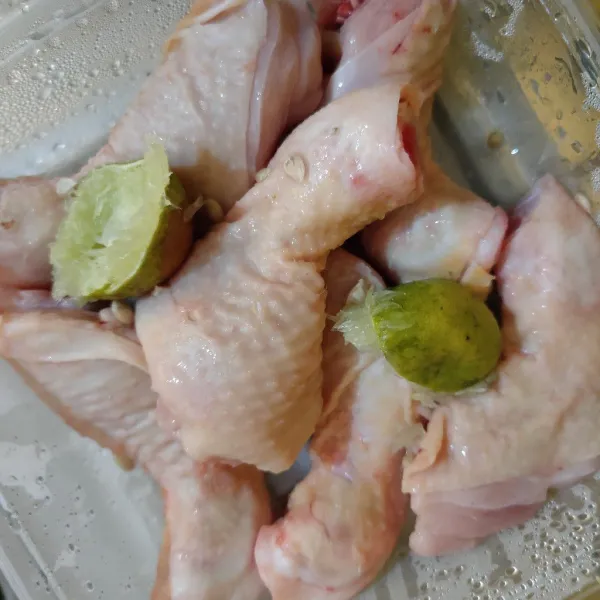 Cuci ayam, beri perasan jeruk nipis. Diamkan selama 10 menit, cuci kembali hingga bersih, tiriskan.