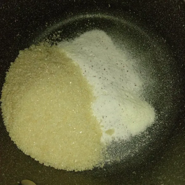 Tuang bubuk jeli, minuman sachet, dan gula dalam panci. Aduk sampai tercampur rata.