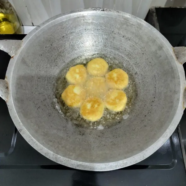 Lalu goreng dalam minyak panas hingga kedua sisinya matang. Angkat dan tiriskan.