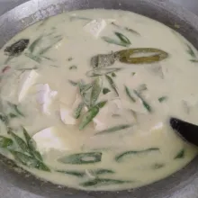 Masak sampai santan mendidih, kemudian masukkan tahu dan buncis kemudian aduk rata.