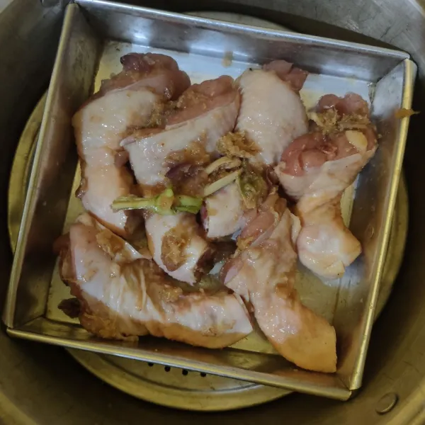 Panaskan kukusan, masukkan ayam.