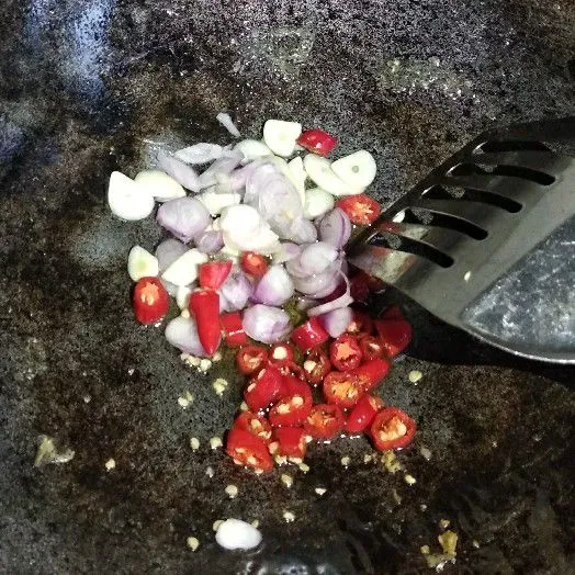 Tumis bawang dan cabai sampai layu.