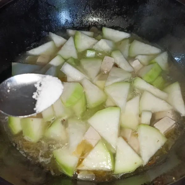 Bumbui dengan garam, lada bubuk, gula pasir dan kaldu jamur.