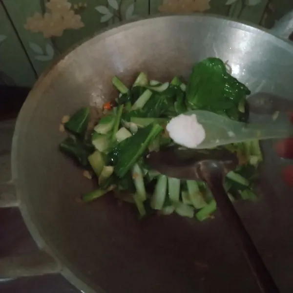 Masukkan garam, gula, kaldu bubuk, lada bubuk, saus tiram, dan kecap manis. Aduk rata, koreksi rasa, angkat, dan sajikan.