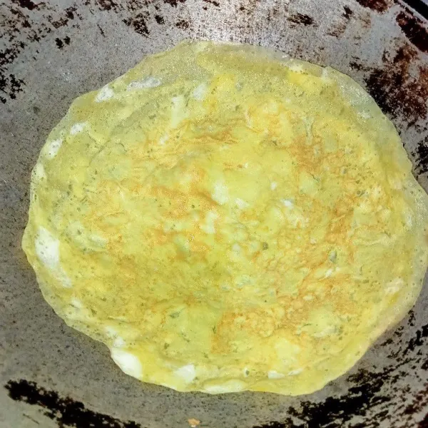 Campur semua bahan telur dadar kemudian kocok lepas dan dadar telur hingga matang (sisakan sedikit kocokan telur untuk membuat nasi goreng).