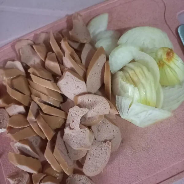 Siapkan saus, iris bawang bombai dan sosis sapi.