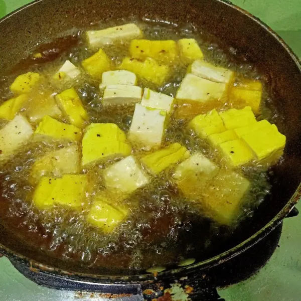 Siapkan wajan lalu beri minyak. Setelah minyak panas, masukkan potongan tahu lalu goreng sampai matang, angkat dan sisihkan.