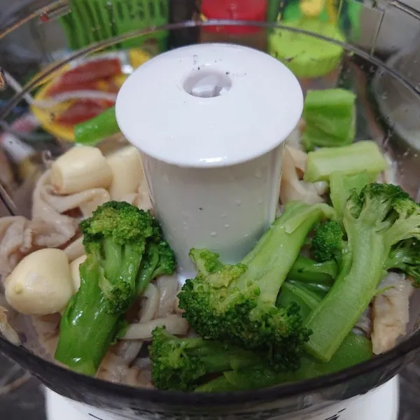 Masukkan jamur tiram, brokoli, dan bawang putih ke dalam chopper untuk dihaluskan