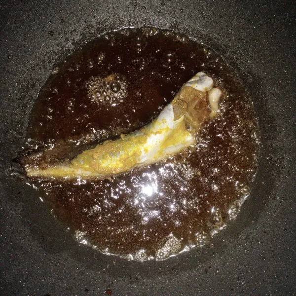 Goreng ikan lele hingga matang.