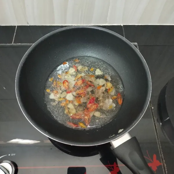 Lalu masukkan air, masak hingga mendidih.