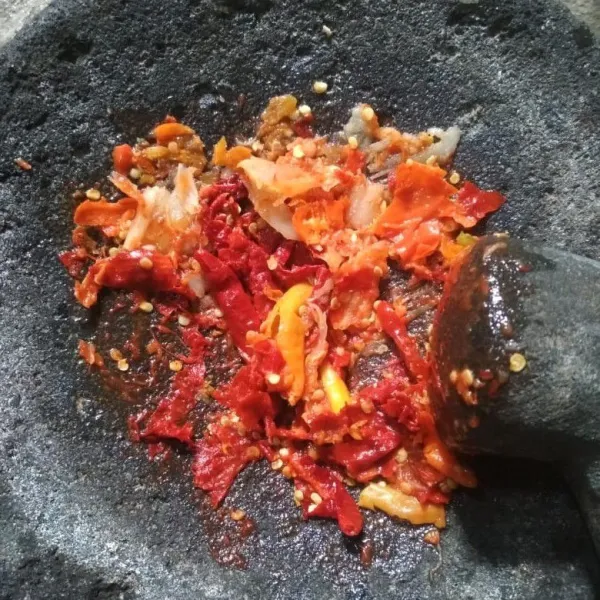 Haluskan cabe dan bawang putih.