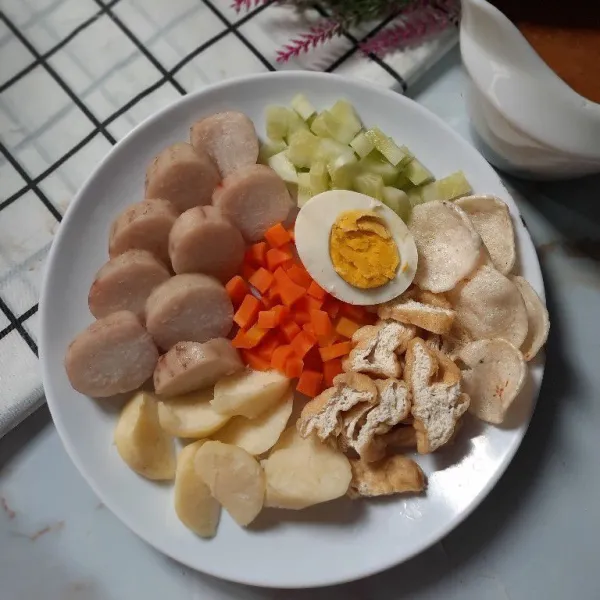 Siapkan semua bahan pelengkap gado-gado dalam piring.