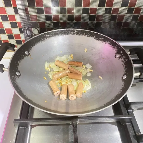 Masukkan potongan sosis, oseng-oseng hingga matang.
