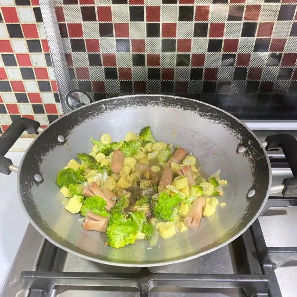 Masak hingga matang, test rasa dengan tambahkan gula, garam, lada bubuk dan kaldu bubuk, angkat dan siap sajikan.