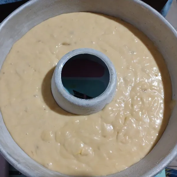 Masukkan dalam loyang yang telah dioles margarin dan ditabur tepung, hentak 3x untuk mengeluarkan udara dalam adonan. Masukkan dalam oven yang sudah dipanaskan, panggang hingga matang.