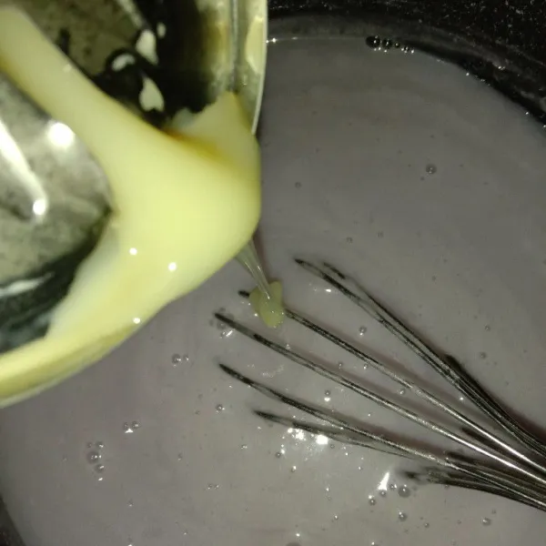 Tuang kental manis aduk rata, masak sampai berbuih, angkat.