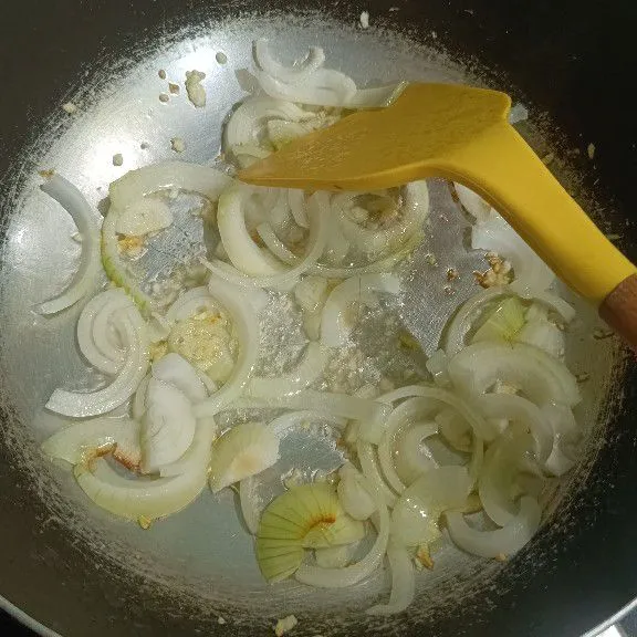 Lelehkan margarine dan tumis bawang bombay dan bawang putih hingga harum
