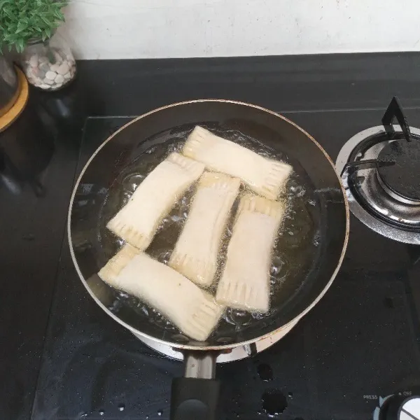 Kemudian goreng hingga kecoklatan, angkat, pindahkan ke piring saji.